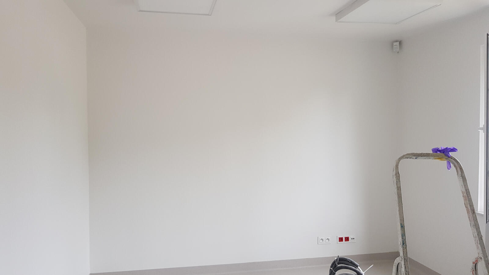 Wykonaliśmy dwukrotne położenie gładzi na ścianach i sufitach. Dodatkowo malowanie na biało. Malowanie w Łodzi, w szpitalu im. Kopernika