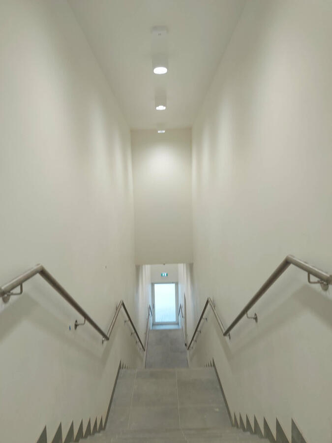 Malowanie natryskowe ścian i sufitów klatki schodowej w firmie produkcyjnej w Kutnie.