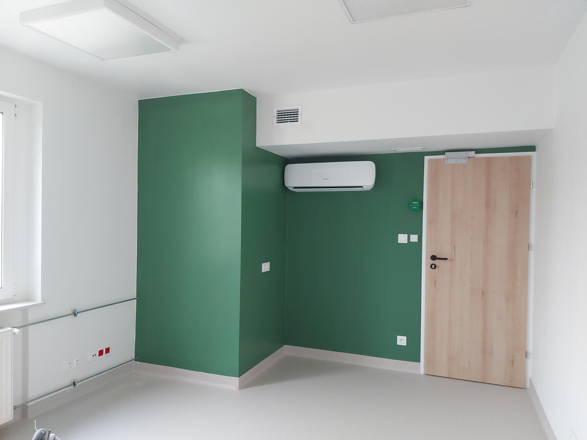 Nakładanie gładzi i malowanie ręczne ścian i sufitów, szpital im. Kopernika, biura i pomieszczenia socjalne